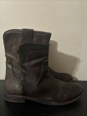 Frye Women's Paige Short Riding Boots are crafted from dark brown size 9B